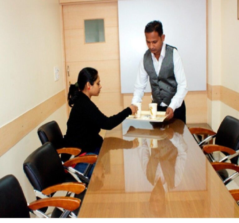 pearl-cleaning-tea-serve-service-male-and-female